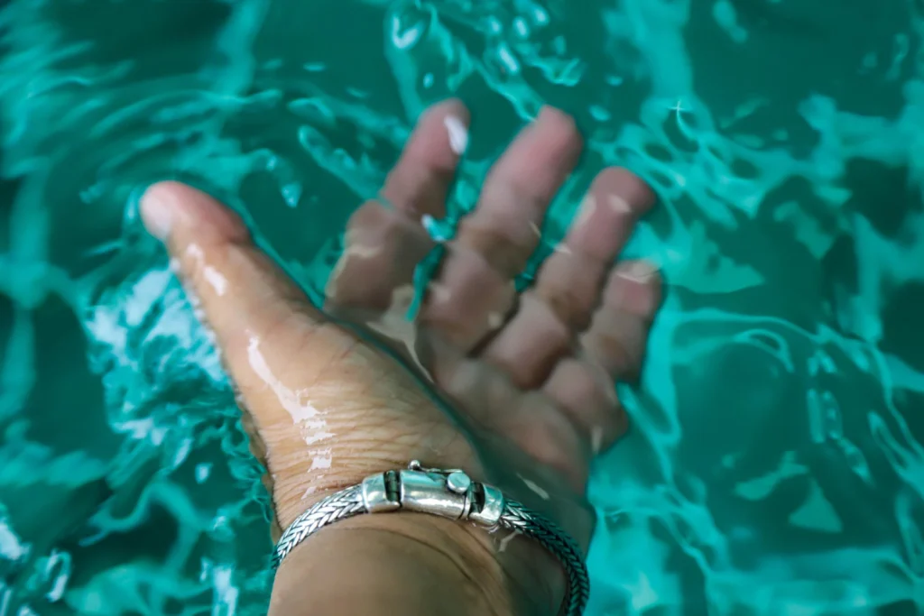 Joyas Resistentes al Agua: Materiales Ideales y Cuidados Clave para Mantenerlas Impecables