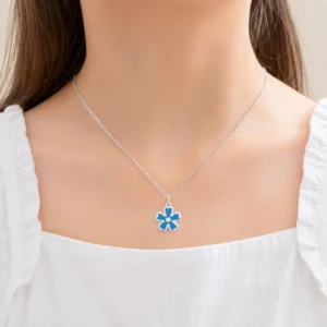 Collar flor azul en acero