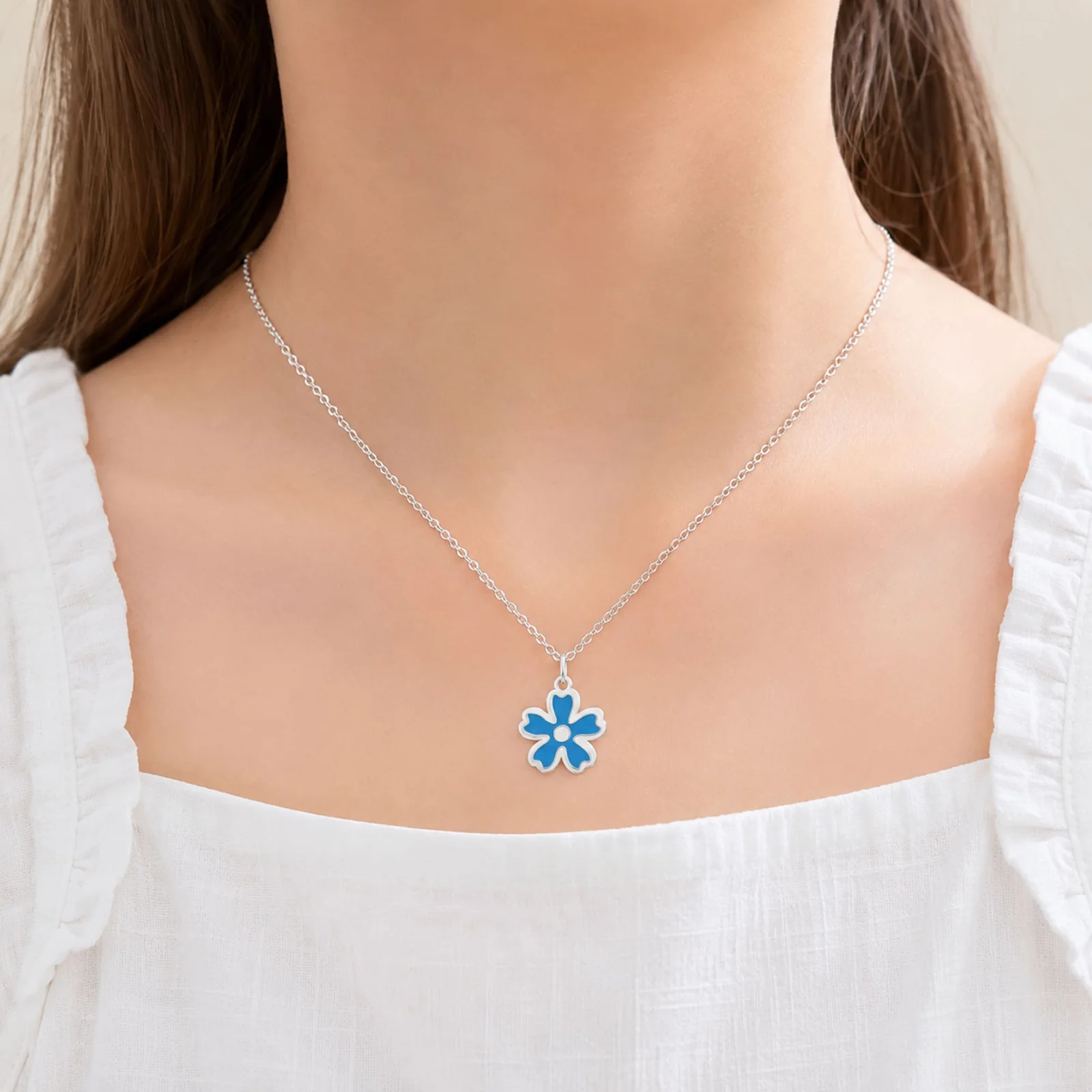 Collar flor azul en acero